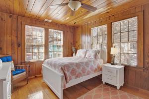 Giường trong phòng chung tại Mid beach Cottage 907 Lovell