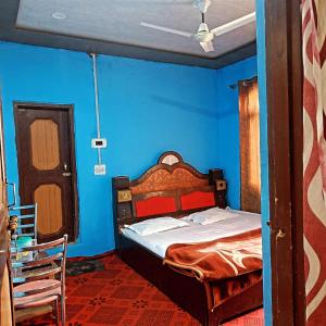 Postel nebo postele na pokoji v ubytování Alamdar guest house