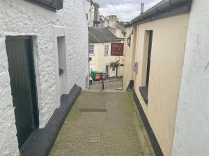 eine Gasse zwischen zwei Gebäuden mit einer grünen Tür in der Unterkunft Sea-la-vie in Ahoghill