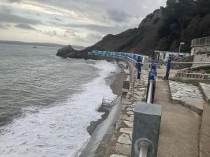 ein Strand neben dem Wasser mit einem Berg in der Unterkunft Sea-la-vie in Ahoghill