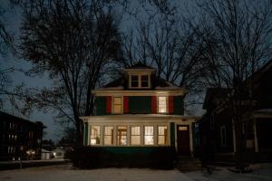 Fotografie z fotogalerie ubytování Family Friendly-Near Grand Ave-Hot Tub-King Beds v destinaci Saint Paul