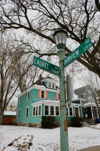 Fotografie z fotogalerie ubytování Family Friendly-Near Grand Ave-Hot Tub-King Beds v destinaci Saint Paul