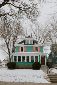 Fotografie z fotogalerie ubytování Family Friendly-Near Grand Ave-Hot Tub-King Beds v destinaci Saint Paul