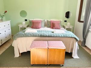 a bedroom with a large bed with pink pillows at ROSMARINO - Comodità e tranquillità con Giardino e Parcheggio in Imperia +34 photos