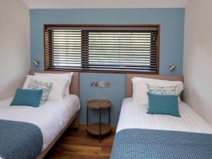 Voodi või voodid majutusasutuse Ardgartan Argyll Cabins - Forest Holidays toas