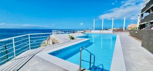 Basen w obiekcie Costa Isora Frontline & Pool By Paramount Holidays lub w pobliżu