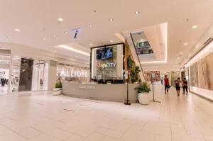 クチンにあるVivacity Megamall Jazz 3 suites ,2-8 pax , 3 BRの人々が歩いている大きなショッピングモール