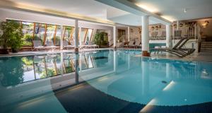 Bazén v ubytování Gartenhotel Crystal - 4 Sterne Superior nebo v jeho okolí