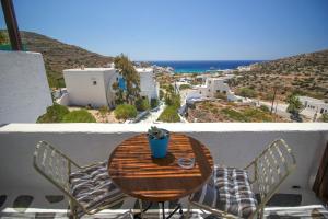 Ein Tisch und Stühle auf einem Balkon mit Aussicht in der Unterkunft Camares in Alopronia