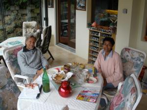 un par de personas sentadas en una mesa en BnB Villa Moncalme, en Travers