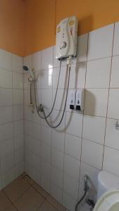 Ένα μπάνιο στο LANTA LUCKY HOUSE