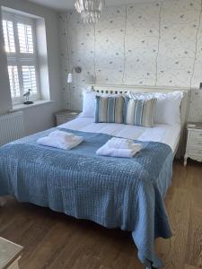 Postel nebo postele na pokoji v ubytování Turnstone Cottage