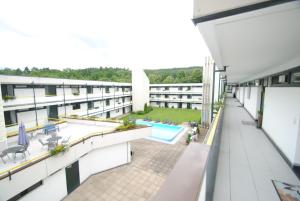 an overhead view of an apartment building with a swimming pool at Apartment Regina am schönen Möhnesee in Möhnesee