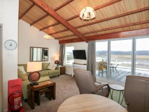 TV a/nebo společenská místnost v ubytování 11 South Snowdon Wharf