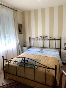 sypialnia z dużym łóżkiem w pokoju w obiekcie Mini Villetta San Giorgio w mieście San Giorgio