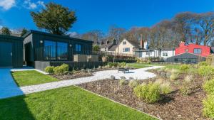 a home with a garden and a house at 49 Wexham in Beaumaris