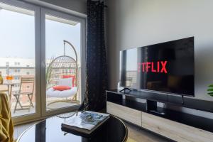 Televízia a/alebo spoločenská miestnosť v ubytovaní Lumina premium apartments for a family