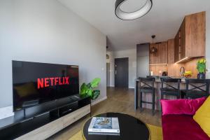 Televízia a/alebo spoločenská miestnosť v ubytovaní Lumina premium apartments for a family