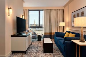 TV a/nebo společenská místnost v ubytování Hilton Vienna Park
