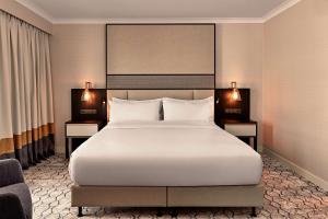 Postel nebo postele na pokoji v ubytování Hilton Vienna Park