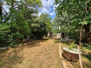 un jardin avec une grande baignoire sur gazon dans l'établissement Ferienhaus für 6 Personen ca 90 qm in Krnica, Istrien Bucht von Raša, à Krnica