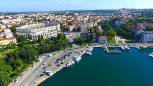 une vue aérienne sur une ville avec des bateaux dans une rivière dans l'établissement Ferienhaus für 6 Personen ca 90 qm in Krnica, Istrien Bucht von Raša, à Krnica