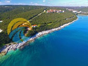 une vue aérienne d'une île dans l'eau dans l'établissement Ferienhaus für 6 Personen ca 90 qm in Krnica, Istrien Bucht von Raša, à Krnica 14 autres photos
