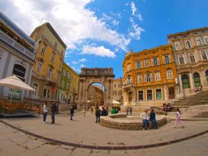 un groupe de personnes se promenant sur une place dans une ville dans l'établissement Ferienhaus für 6 Personen ca 90 qm in Krnica, Istrien Bucht von Raša, à Krnica