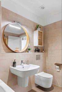 VoluntariにあるCozy Flat North Bucharestの洗面台、鏡、トイレ付きのバスルーム +11枚の写真