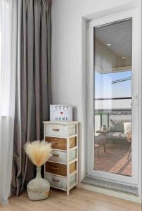 VoluntariにあるCozy Flat North Bucharestの鏡と花瓶