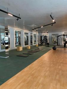 a gym with a bowling ball on the floor at Estúdio luxuoso Vista Mar, Art Studio Open Space in Salvador