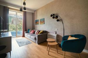 un soggiorno con un divano e un tavolo di The Dream Getaway SkyLine by DeVasco a Bečići