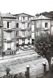 een zwart-witte foto van een hotel bij Hotel d'Angleterre Etretat in Étretat