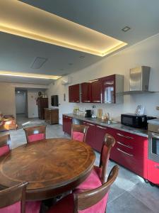 Kuchyň nebo kuchyňský kout v ubytování airport apartments camera relax