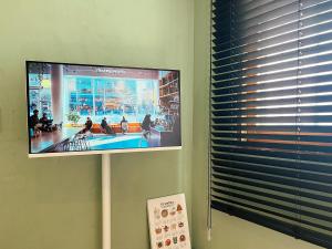 TV a/nebo společenská místnost v ubytování calm in 1990's