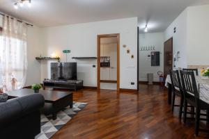 a living room with a couch and a table at Alloggio turistico Suite Leonardo - Rome, 20m in treno -Fiumicino Airport, 2m in treno- Fiera, 2m in treno in Fiumicino