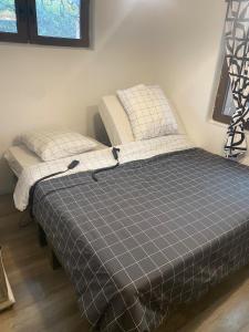 two beds sitting next to each other in a room at Villa Sorgues in Sorgues