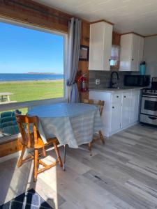 Kuchyň nebo kuchyňský kout v ubytování Cottages On PEI-Oceanfront