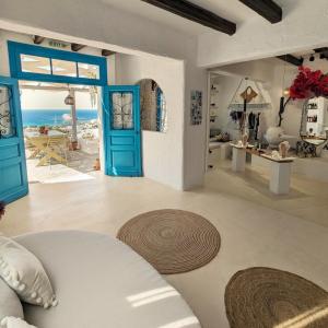 ein Wohnzimmer mit blauer Tür und Meerblick in der Unterkunft Camares in Alopronia + 72 Fotos