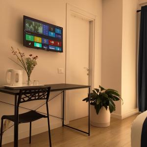 TV a/nebo společenská místnost v ubytování Bluemoon Retreat