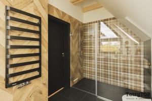 Łazienka z kabiną prysznicową obok szklanych drzwi w obiekcie Czarne Wierchy jacuzzi - Luxury Chalets Kościelisko w mieście Kościelisko +37 zdjęć
