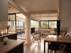Posedenie v ubytovaní Appartement sur les toits, très jolie vue Provence