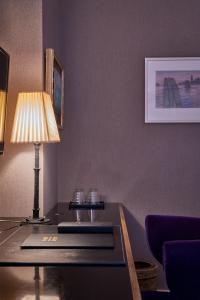 Uma área de estar em Hotel Kindli