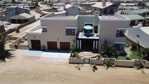 亨蒂斯湾Scherers Ecke的城市白色房屋的空中景观