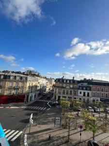 Nespecifikovaný výhled na destinaci Pontoise nebo výhled na město při pohledu z apartmánu