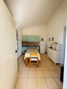 Кухня или мини-кухня в RESIDENZA LE SALINE - your family paradise
