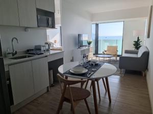 Köök või kööginurk majutusasutuses HOM I Depto 1D1B Frente al Mall con Terraza Vista al Mar 2312