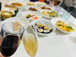 広島市にある広島Riverside house第2ひまわり201号室のワインと食器を楽しめるテーブル