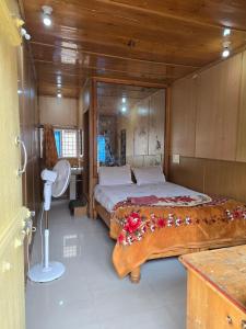 Ένα ή περισσότερα κρεβάτια σε δωμάτιο στο Lakshmi Heritage Tourist Home