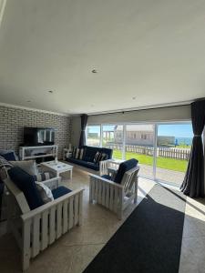 Televisyen dan/atau pusat hiburan di Beach House on the West Coast